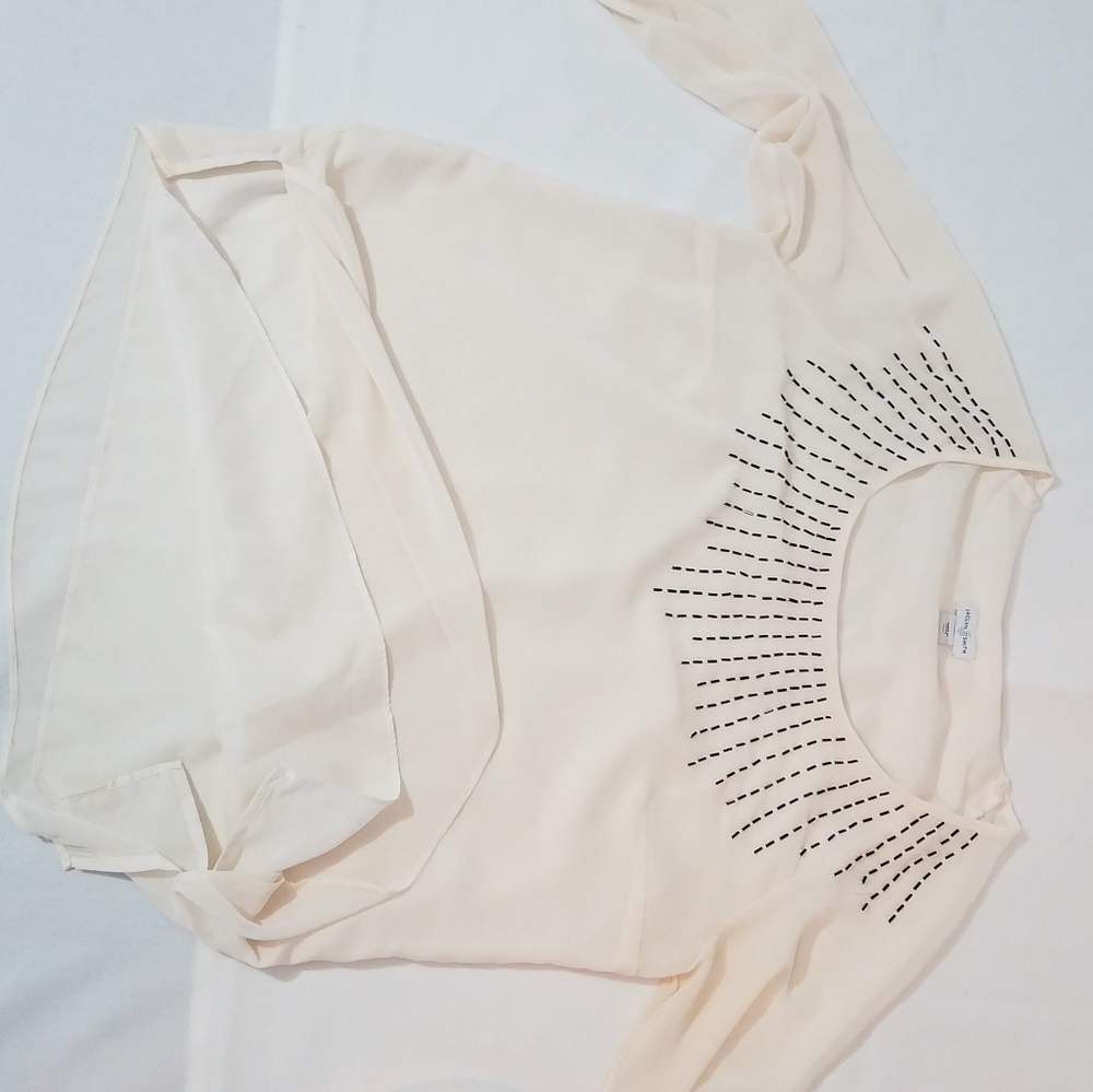 Beautiful woman's white blouse - Picture 2 of 9